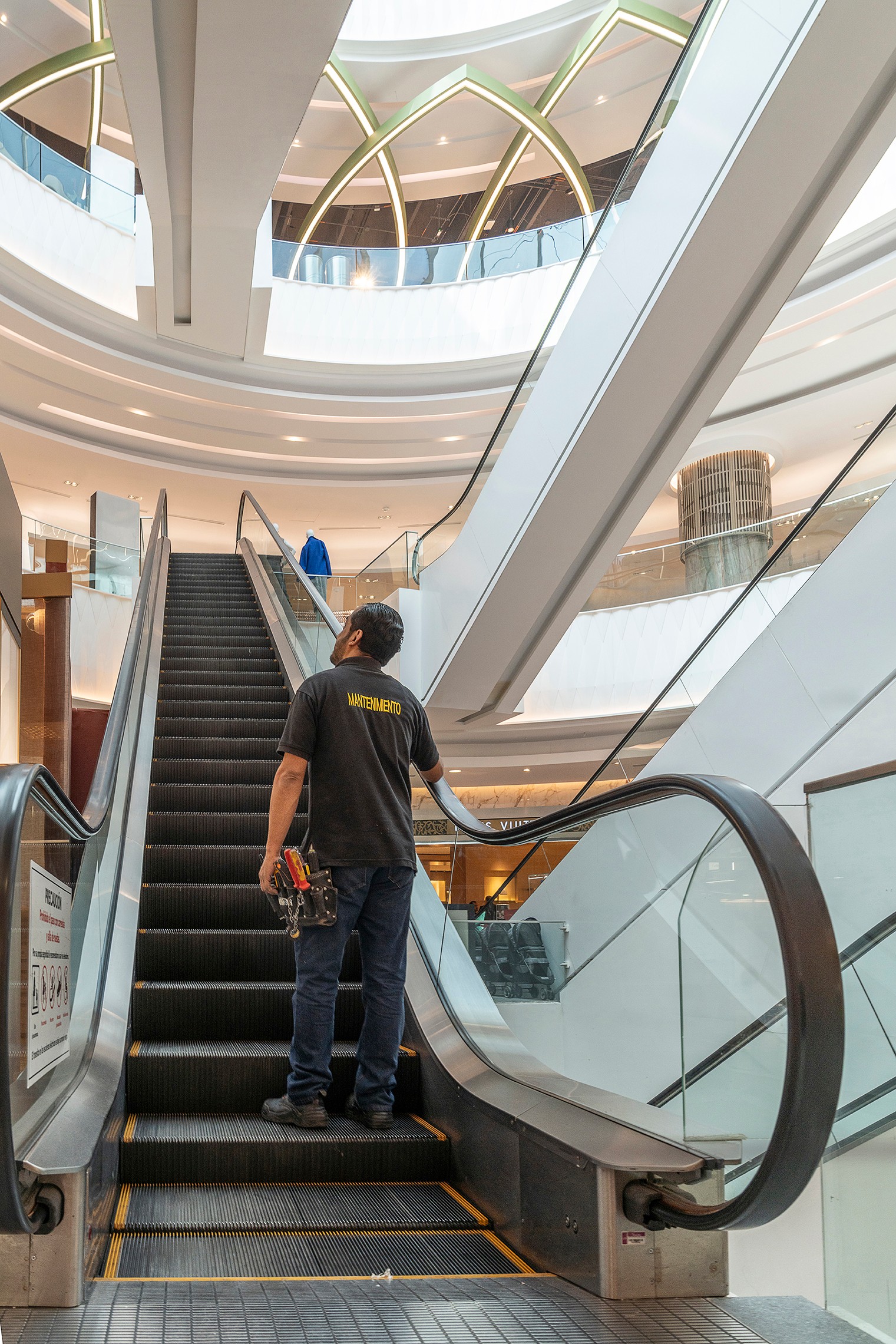 personas bajando escaleras