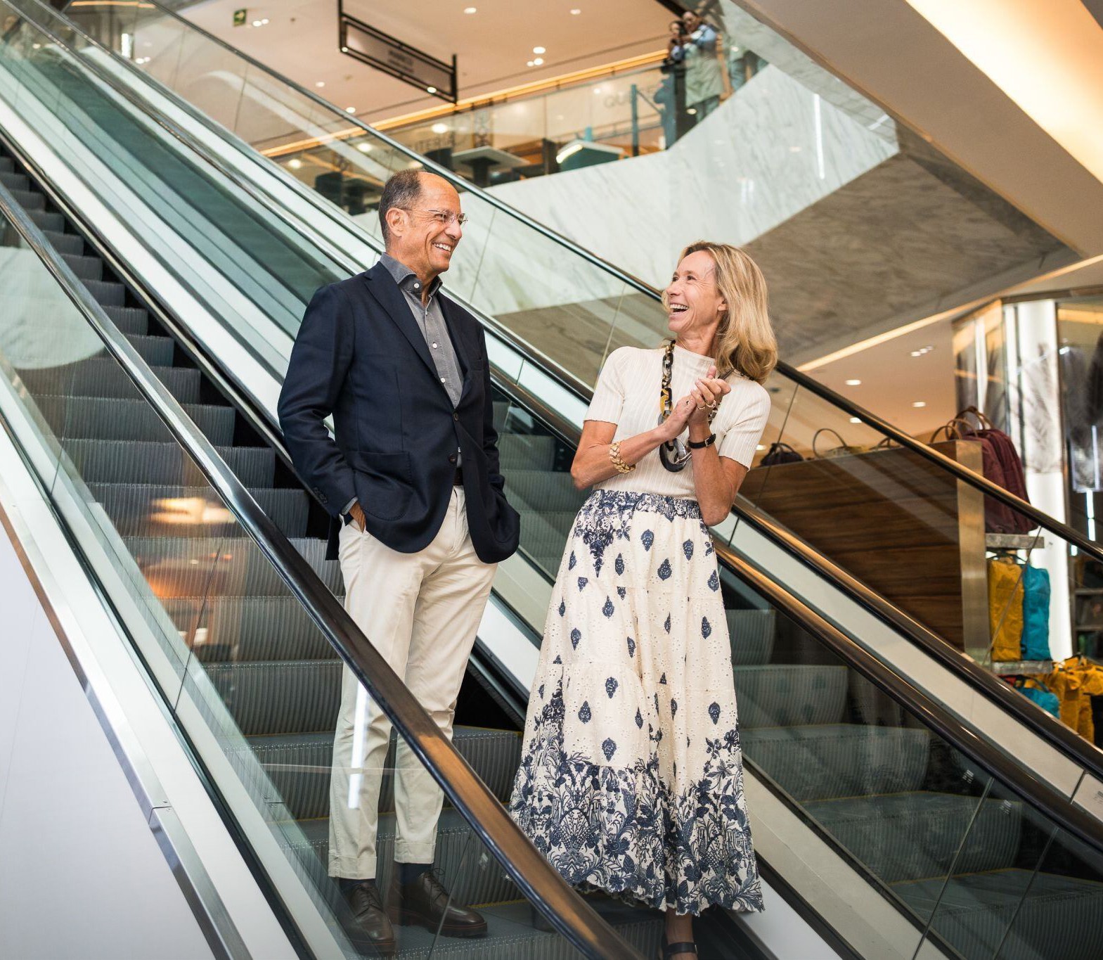 personas bajando escaleras