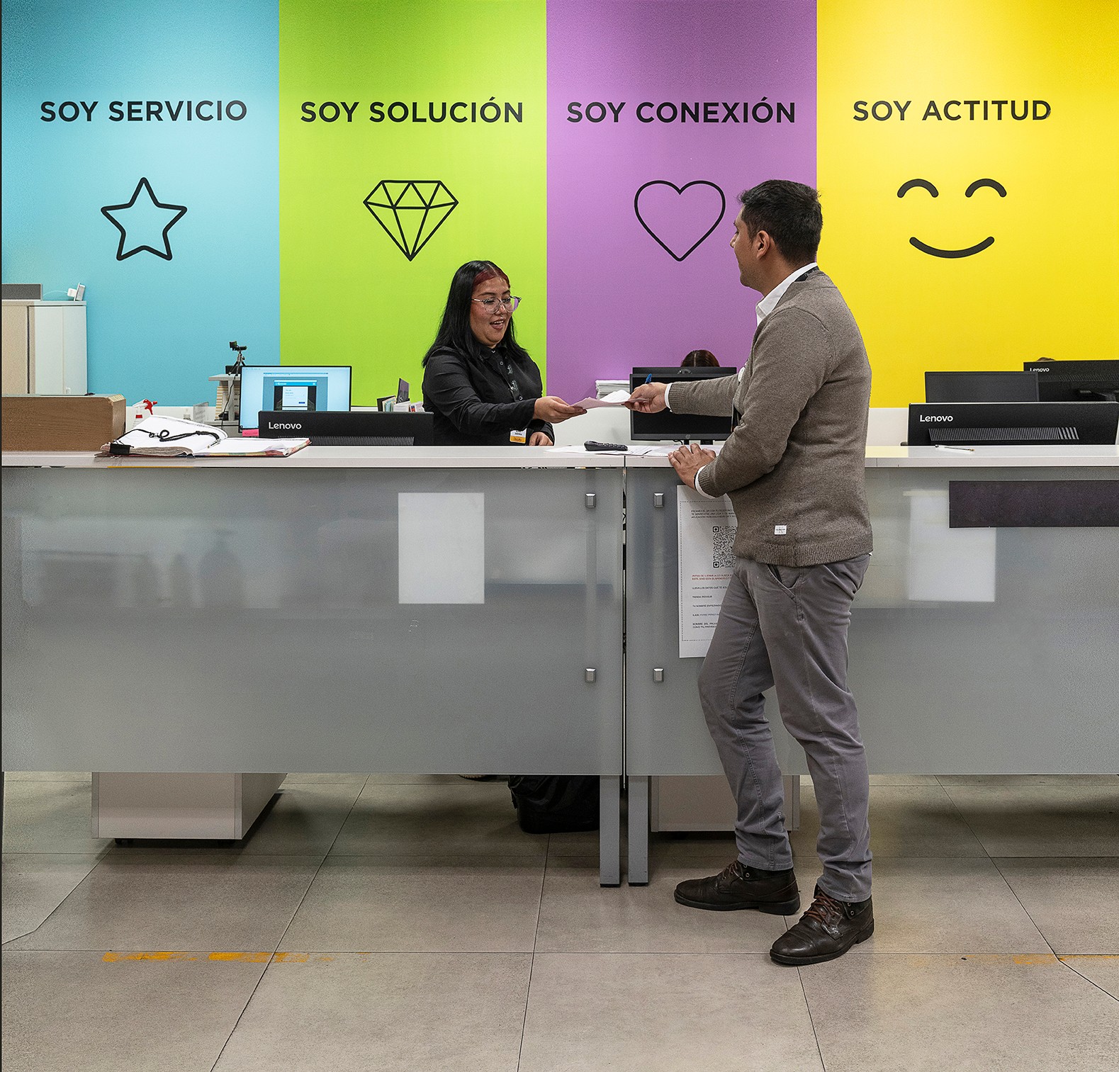 personas bajando escaleras